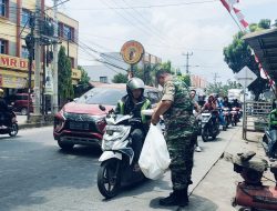 Jumat Berkah Kodim 0418/Palembang Bagikan Nasi Kotak Kepada Masyarakat Yang Membutuhkan