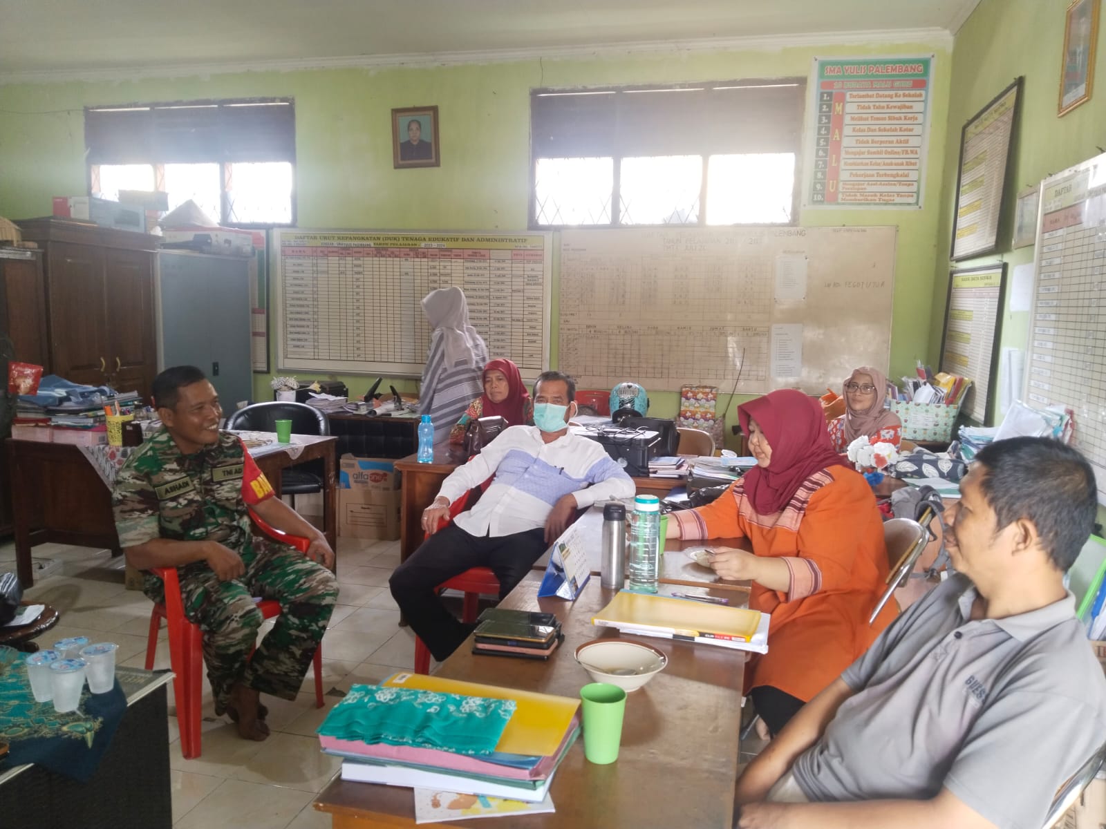 Babinsa Kel Siring Agung Komsos Bersama Guru Ajak Himbau Anak Didik Untuk Pulang Sekolah Langsung Pulang 1