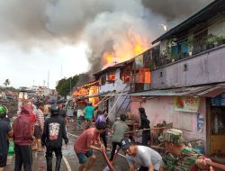 Babinsa Koramil 418-05/Lemabang Bantu Padamkan Kebakaran Yang Mengakibatkan 16 Rumah Hangus Terbakar