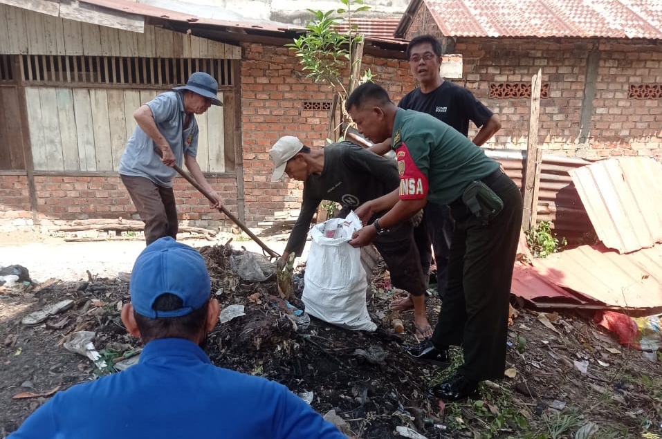 Wujudkan Sinergitas Babinsa Sialang Bersama Ketua RT Dan RW Melaksanakan Pembersihan Lokasi Pembangunan Posyandu 1
