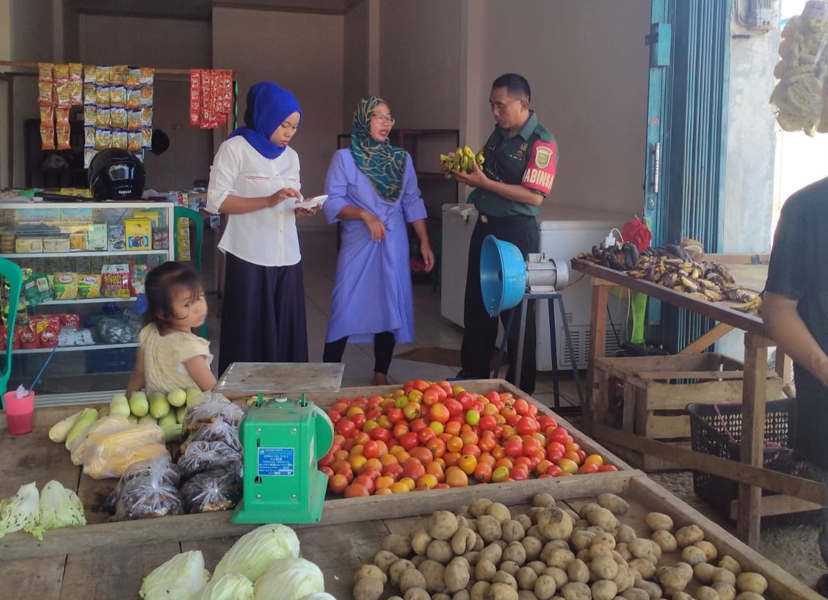 Babinsa Kel Bukit Baru Komsos Bersama Pedagang Himbau Untuk Menjaga Kwalitas Dagangan 1