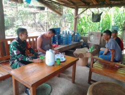 Cegah Tindak Kriminalitas Babinsa Kel Talang Kelapa Komsos Bersama Warga Himbau Agar Selalu Waspada