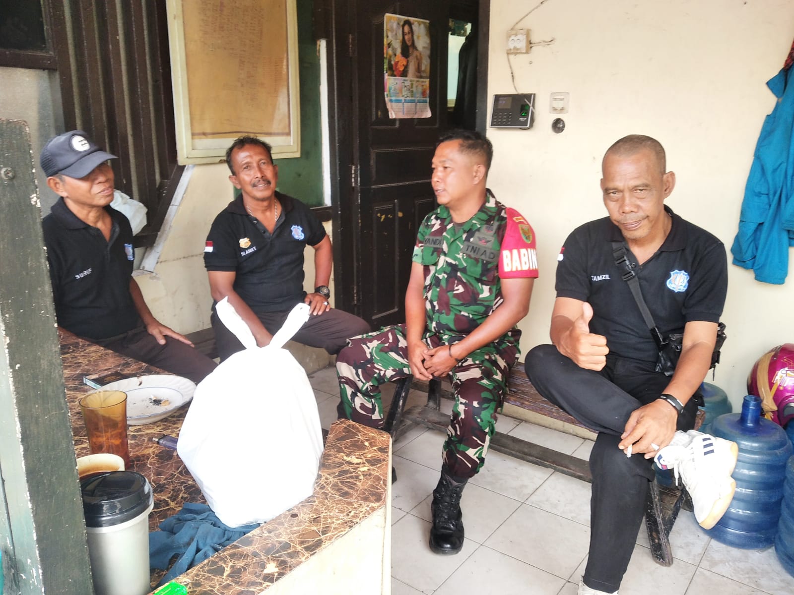 Babinsa Kel Bukit Sangkal Komsos Bersama Security Tekankan Agar Meningkatkan Kewaspadaan 1