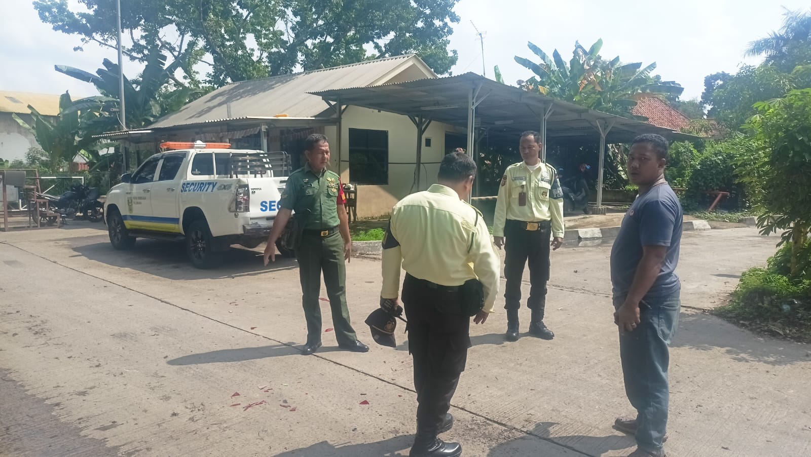 Babinsa Kel. Sungai Selayur Wanwil Bersama Security Guna Meningkatkan Keamanan Lingkungan 1
