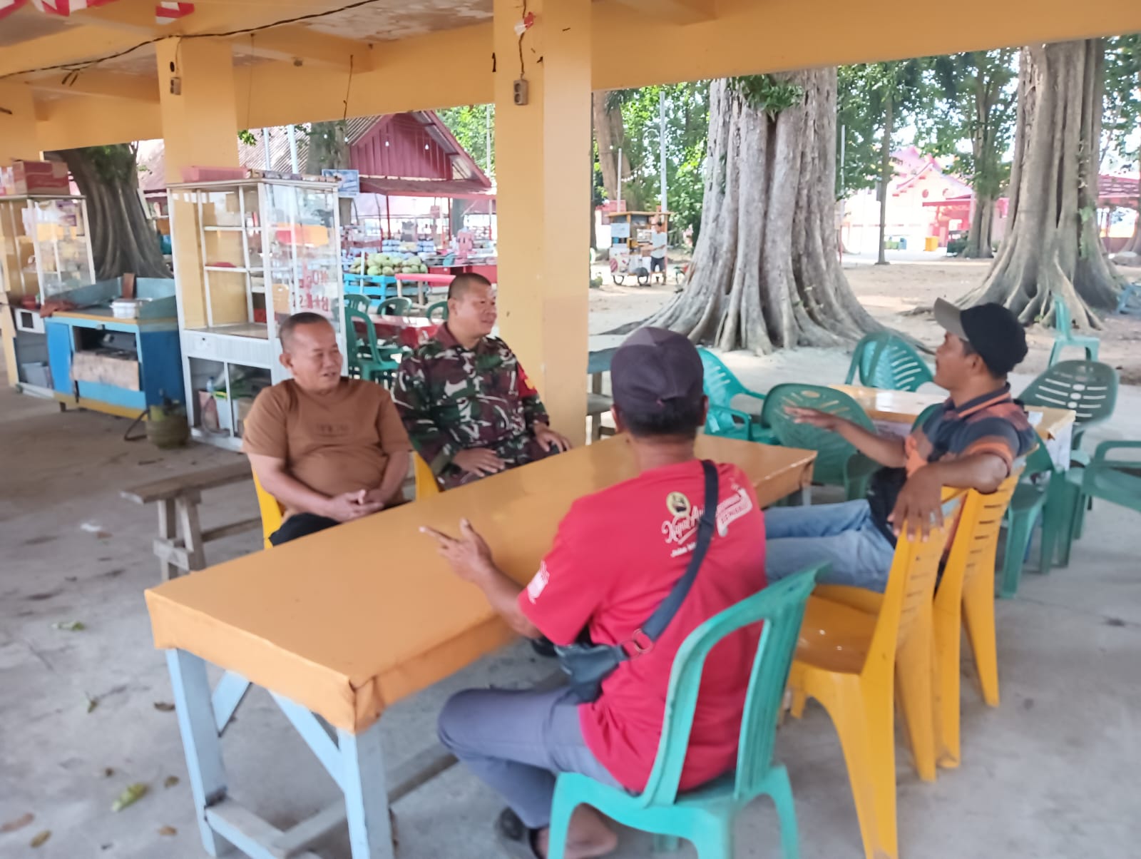 Dengan Komsos Babinsa Kel 1 Ilir Ajak Warga Jaga Kebersihan Di Pulau Kemaro 1
