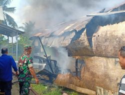 Babinsa Koramil 418-08/Sako Berjibaku Bersama Warga Padamkan Kebakaran Rumah warga
