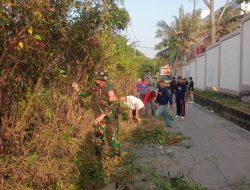Babinsa Kel Sukabangun Gotong Royong Tingkat Kecamatan Sukarami bersama Warga Kel Sukabangun
