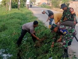 Babinsa Kel Sukajaya Gotong Royong Bersama Warga Bersihkan Saluran Air Sepanjang Jalan Perjuangan