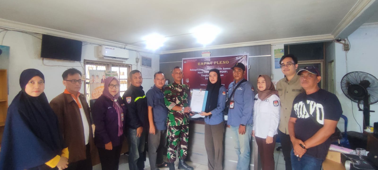 Babinsa Kel Sungai Buah Hadiri Rapat Pleno Rekapitulasi DPSHP Tingkat Kelurahan Sungai Buah 1