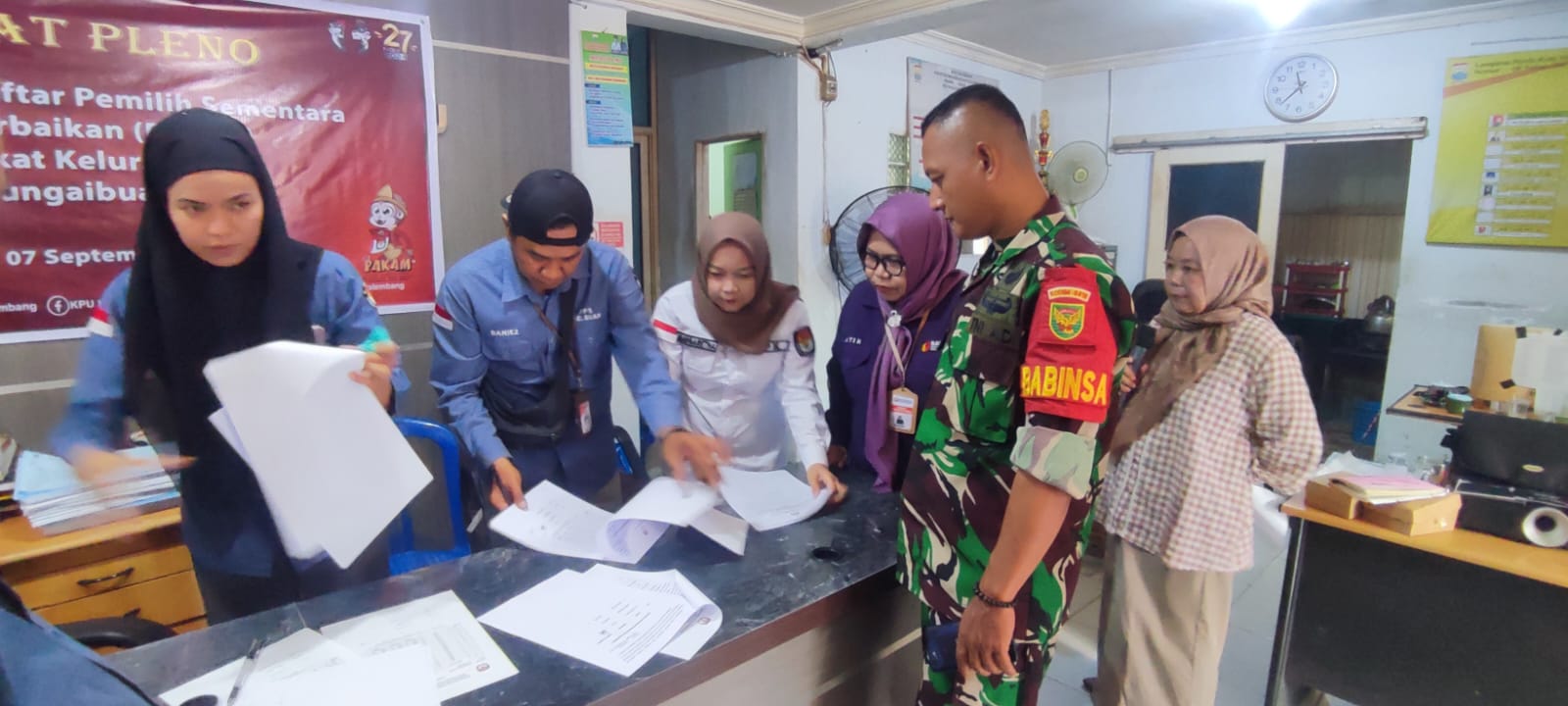 Babinsa Kel Sungai Buah Hadiri Rapat Pleno Rekapitulasi DPSHP Tingkat Kelurahan Sungai Buah 2