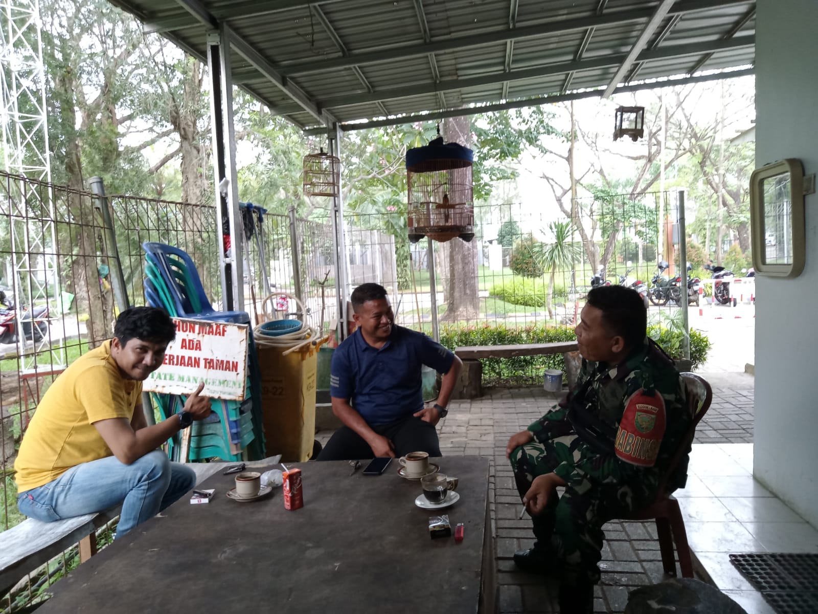 Dengan Komsos Babinsa Ajak Warga Jaga Kamtibmas Dan Waspadai Karhutla 1