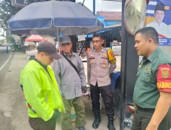 Babinsa Kel Kebun Bunga Komsos Bersama Warga Ajak Jaga Kamtibmas Dan Waspadai Karhutla