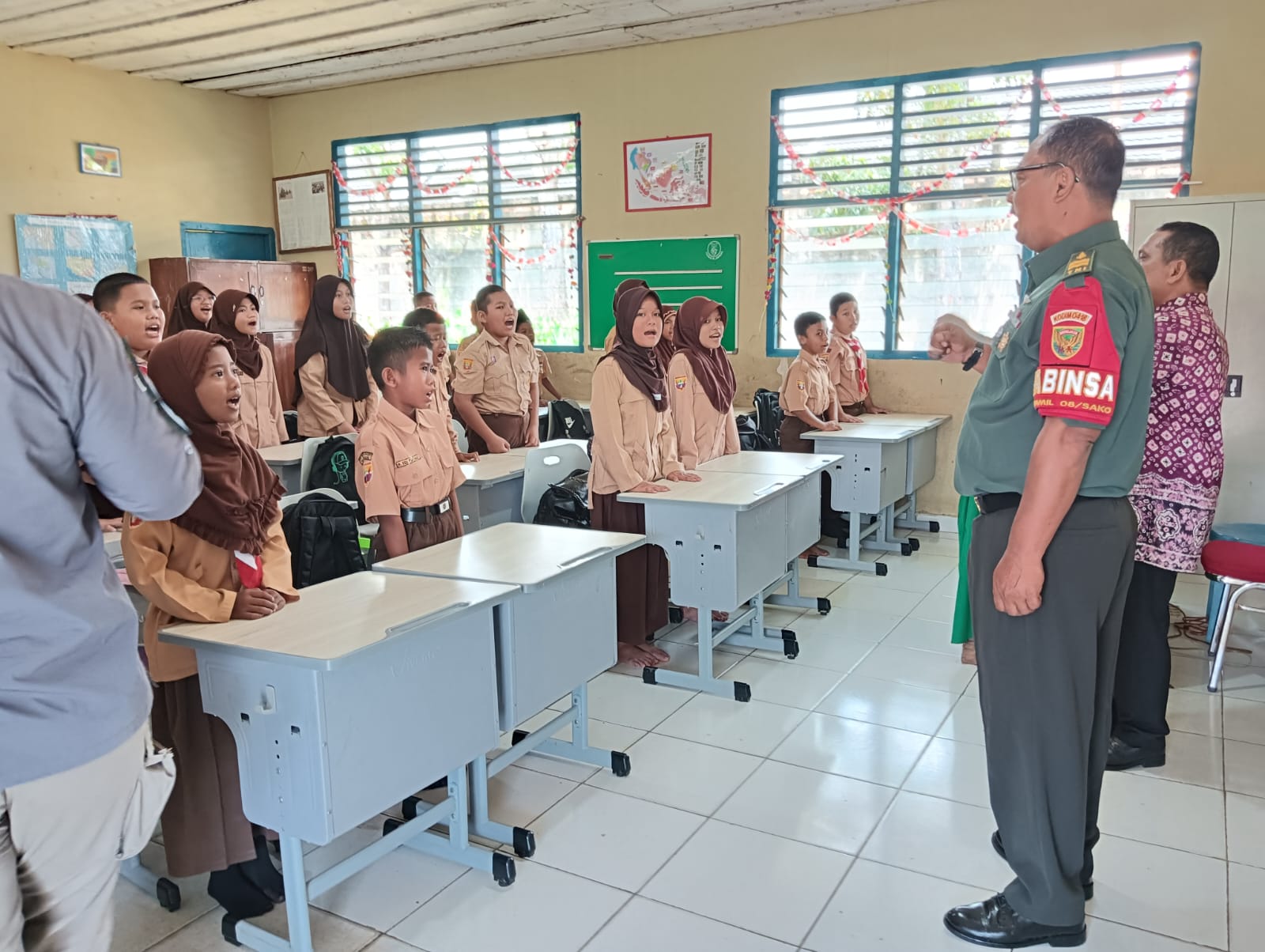 Tumbuhkan Rasa Bela Negara Sejak Dini Babinsa Koramil 418-08/Sako Berikan Materi Wasbang Ke Murid SDN 247 Palembang 1