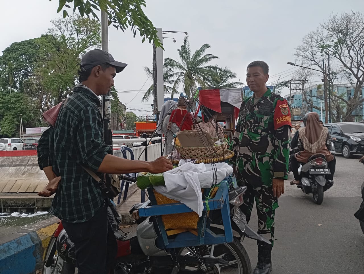 Babinsa Kel 23 Ilir Komsos Bersama Pedagang Makanan Berikan Motivasi Dan Semangat Dalam Berusaha 1