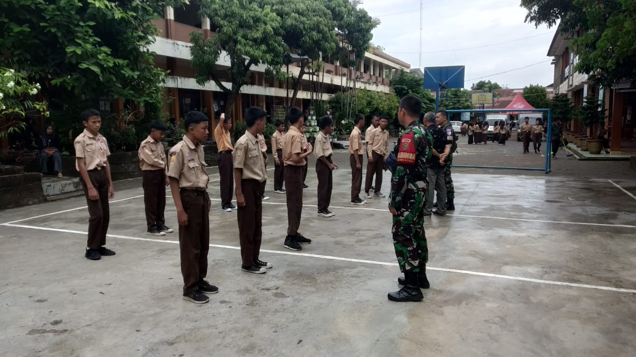 Dalam Mencegah Aksi Kekerasan Disekolah Babinsa Sukarami Bersama Tiga Pilar Berikan Sosialisasi Dan Edukasi Ke Para Siswa 2