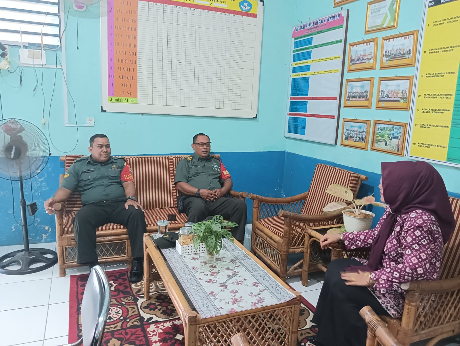 Peduli Pendidikan Babinsa Kel Srimulya Komsos Bersama Kepsek SD N 247 Palembang 1
