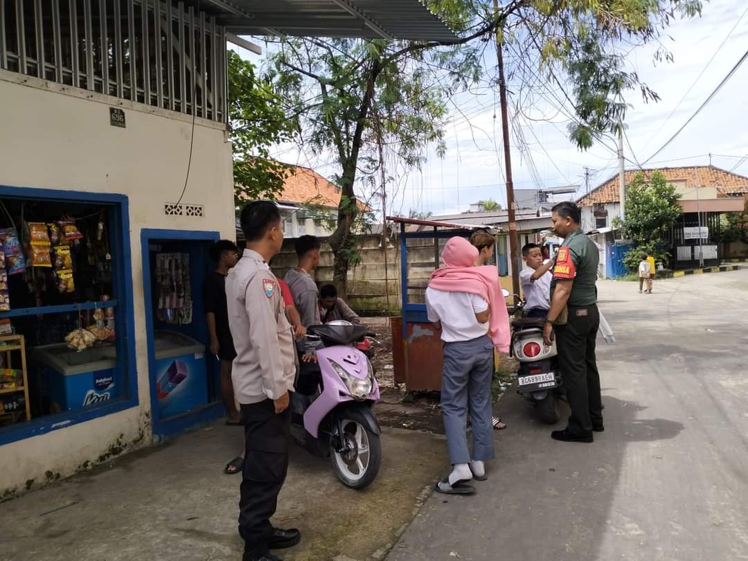 Sambangi Para Anak-anak Sekolah Babinsa Kel Kuto Batu Ingatkan Agar Tidak Salah Pergaulan 1