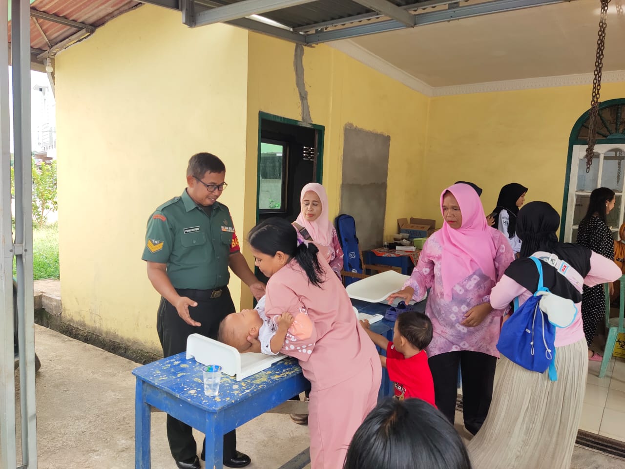Wujudkan Balita Sehat Babinsa Kel Sukodadi Dampingi Pelaksanaan Posyandu Cempaka 1
