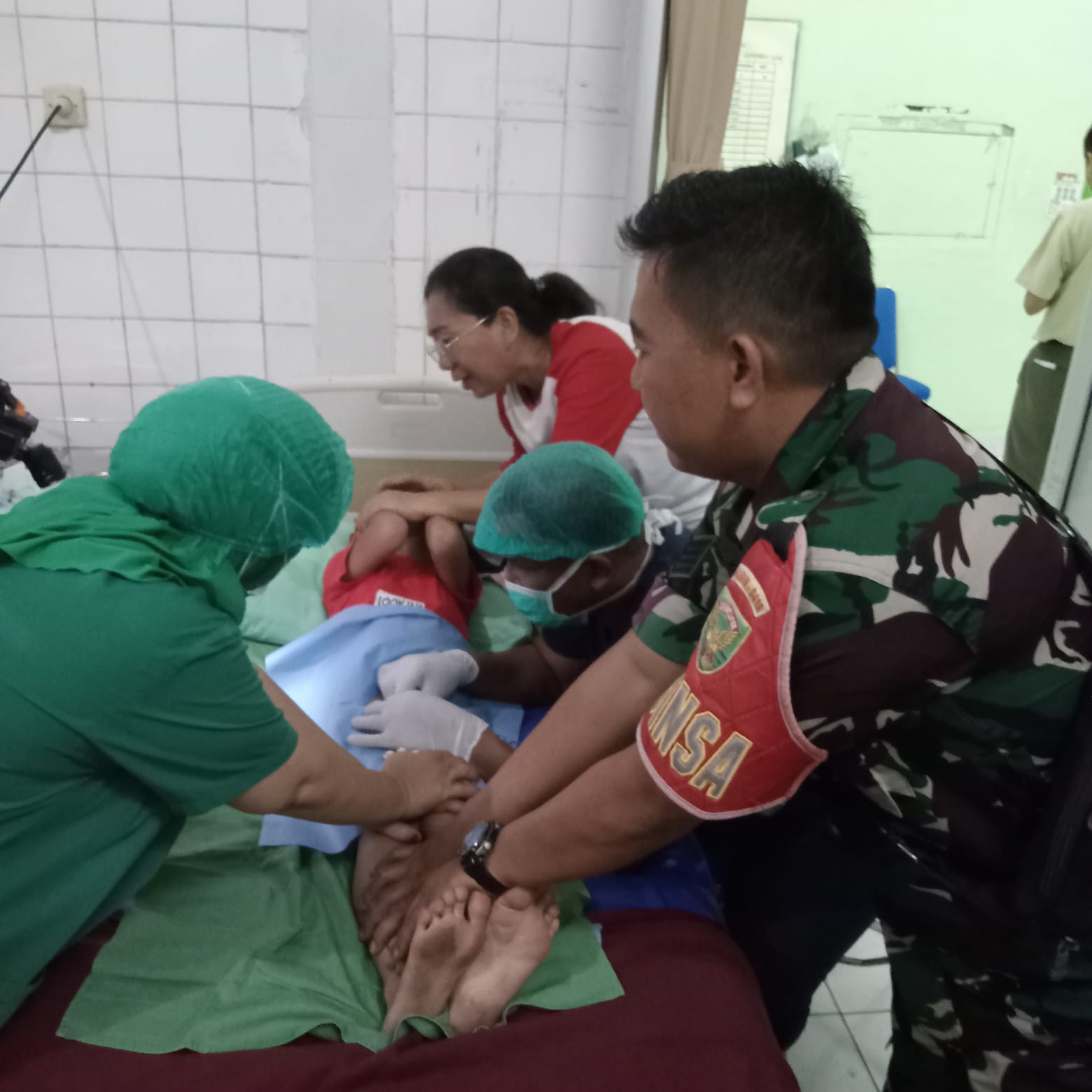 Babinsa Koramil 418-07/Sukarami Membantu Dan Mendampingi Kegiatan Bakti Sosial Sunat Massal Dalam Rangka Hut TNI Ke 79 1