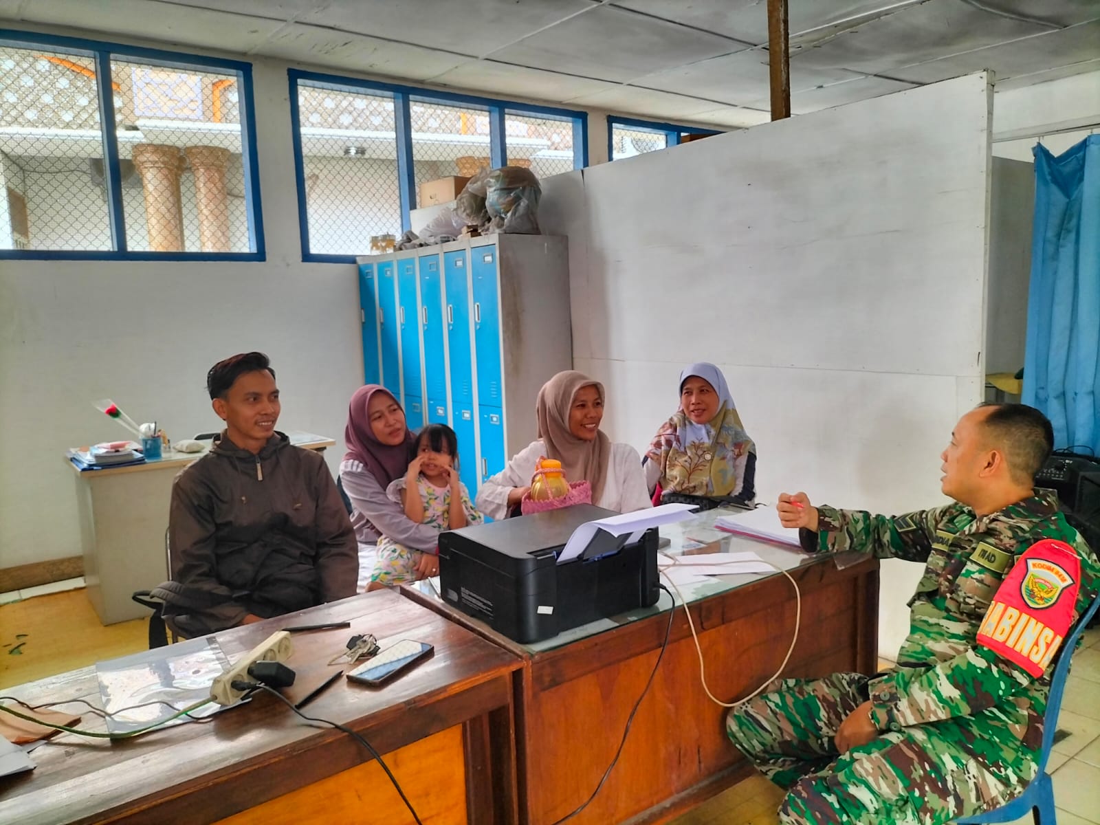 Cegah Penyebaran DBD Babinsa Kel Bukit Baru Himbau Warga Selalu menjaga Kebersihan Lingkungan 1