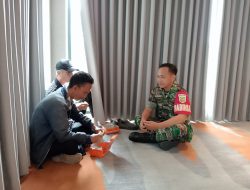 Babinsa Kel Talang Semut Komsos Bersama Pengemudi Ojek Online Bahas Surat-surat Kendaraan Bermotor