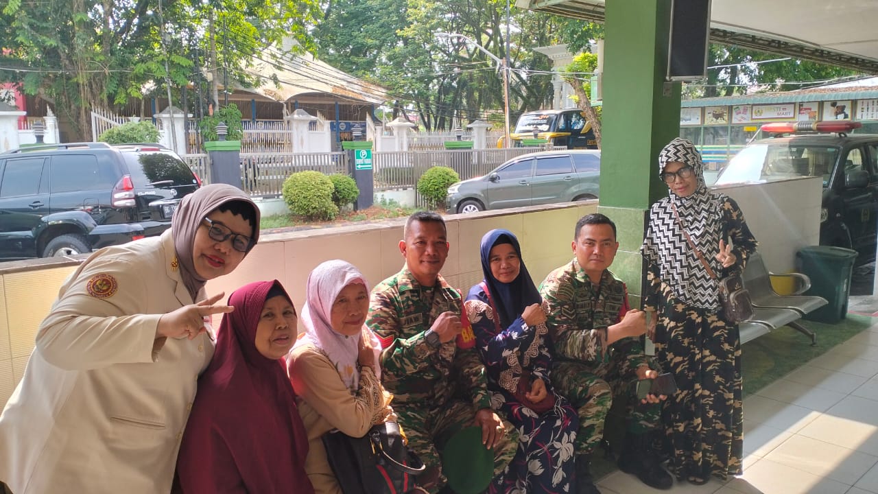 Babinsa Koramil 418-07/Sukarami Dampingi Pasien Katarak di RS. AK Gani 1