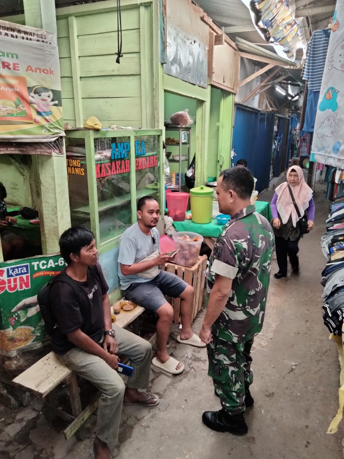 Melalui Komsos Babinsa Kel Sialang Berikan Motivasi Dan Himbauan Pedagang Kali Lima 1