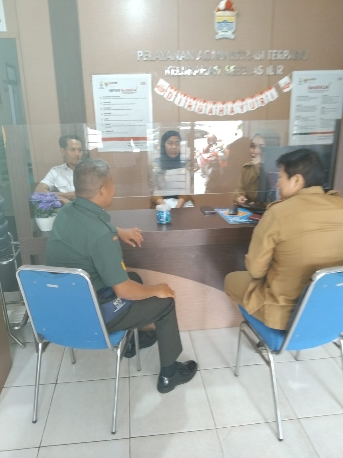 Babinsa Kel 11 Ilir Komsos Bersama Staf Kelurahan Kordinasi Dalam Giat Jumat Bersih 1