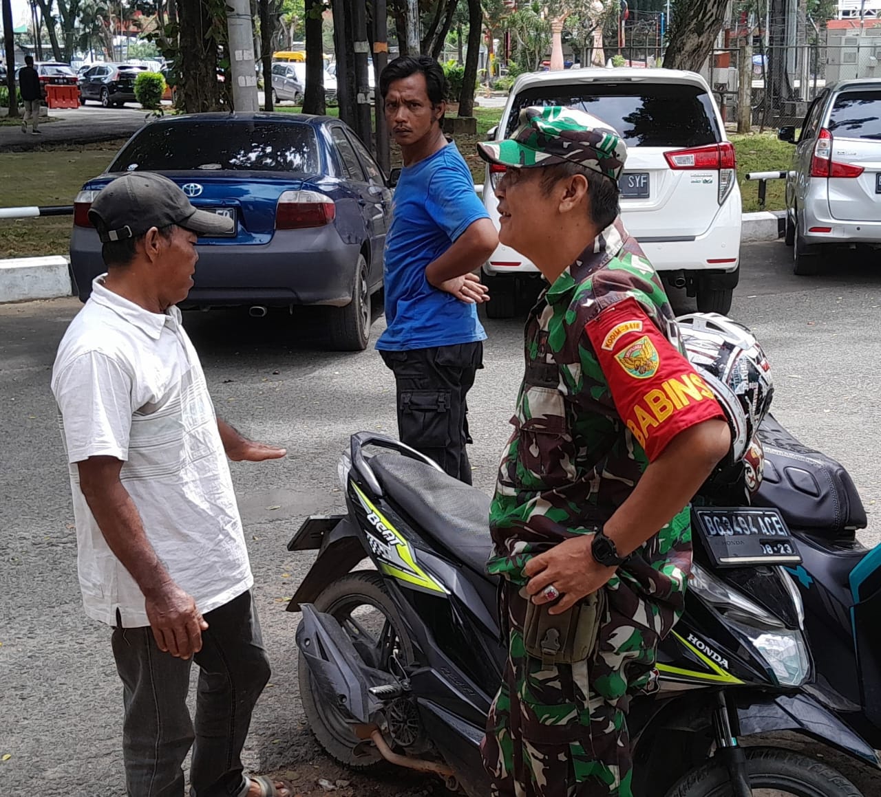 Babinsa 19 Ilir Komsos Bersama Juru Parkir Himbau Untuk Selalu Menjaga Kesehatan Dan Keamanan Kendaraan 1