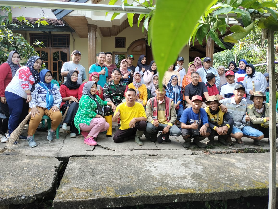 Jumat Bersih Babinsa Kel Sungai Lais Bergotong Royong Bersama Warga Masyarakat 1