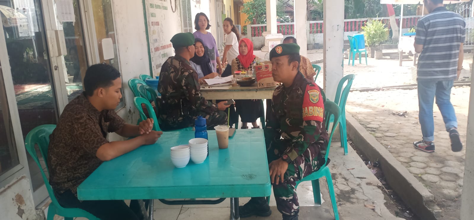 Tingkatkan Kamtibmas Babinsa Kel Talang Semut Komsos Bersama Warga Himbau Selalu Jaga Faktor Keamanan Lingkungan 1