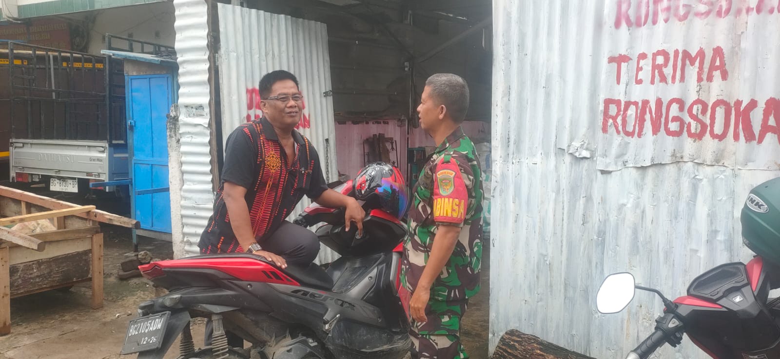 Babinsa Kel 11 Ilir Komsos Bersama Warga Ajak Menjaga Keamanan Dan Kebersihan Lingkungan 1