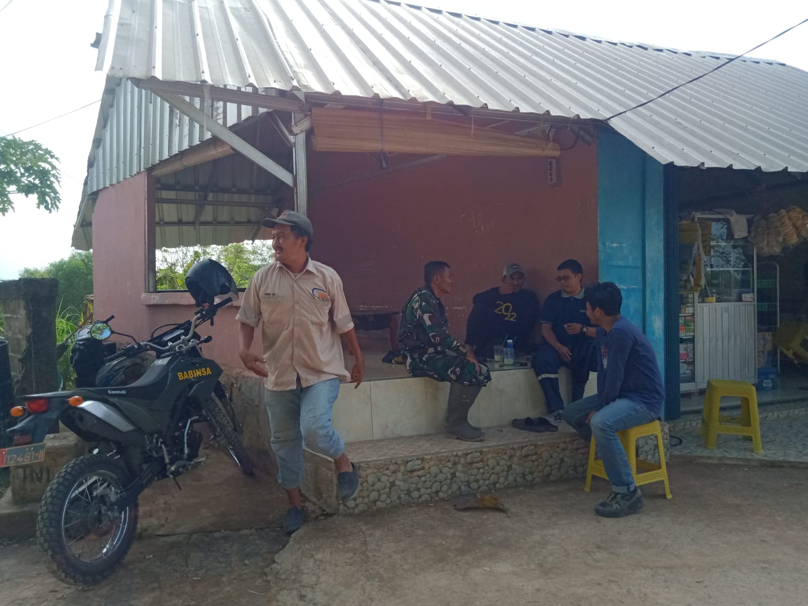 Untuk Menjaga Situasi Kondusif Diwilayah Binaan Jelang Pemilu Babinsa Rutin Komsos Bersama Warga 1