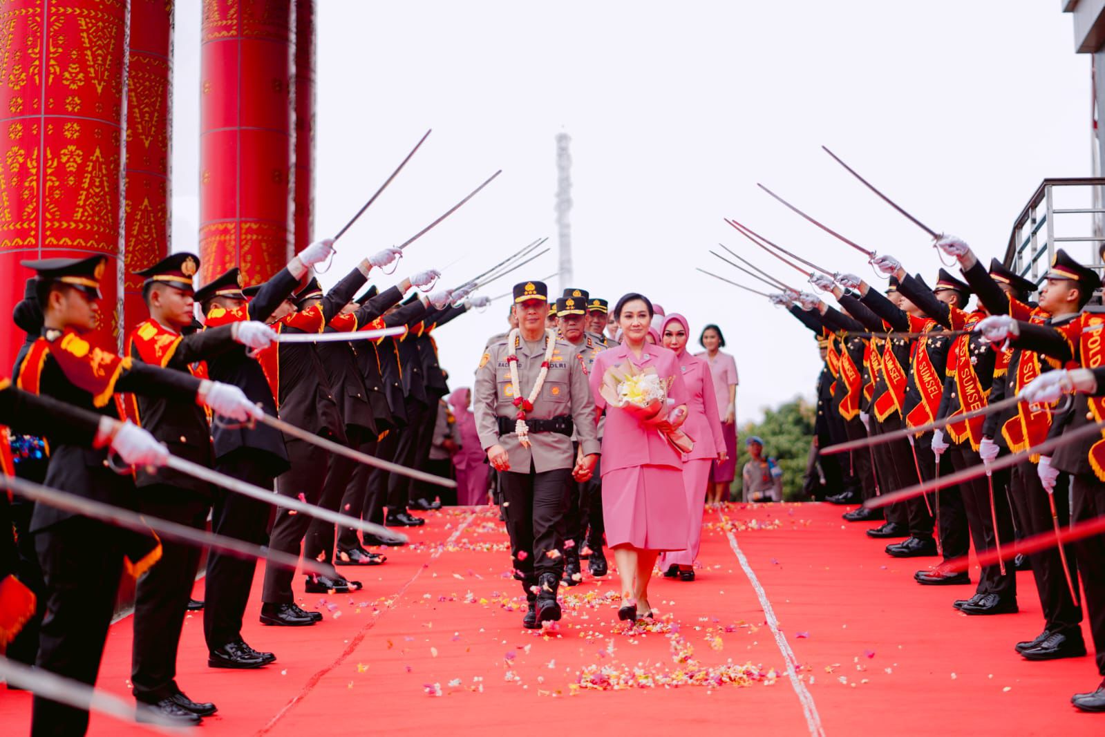 Dilepas Dengan Tradisi Pedang Pora, Komjen A Rachmad Wibowo dan Istri Tak Kuasa Meneteskan Air Mata 1