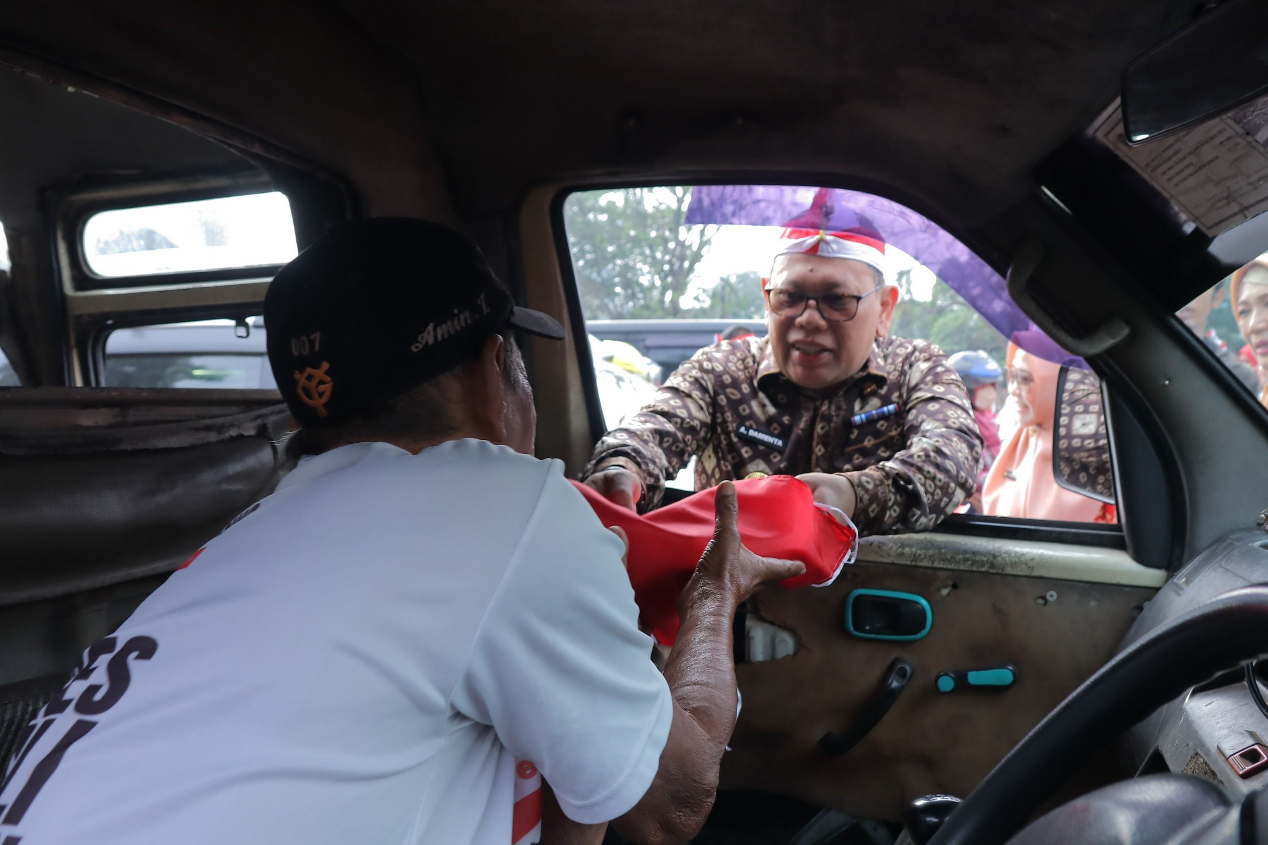 Bagikan Ribuan Bendera, Pj Walikota Ajak Masyarakat Nyalakan Semangat Kemerdekaan 1