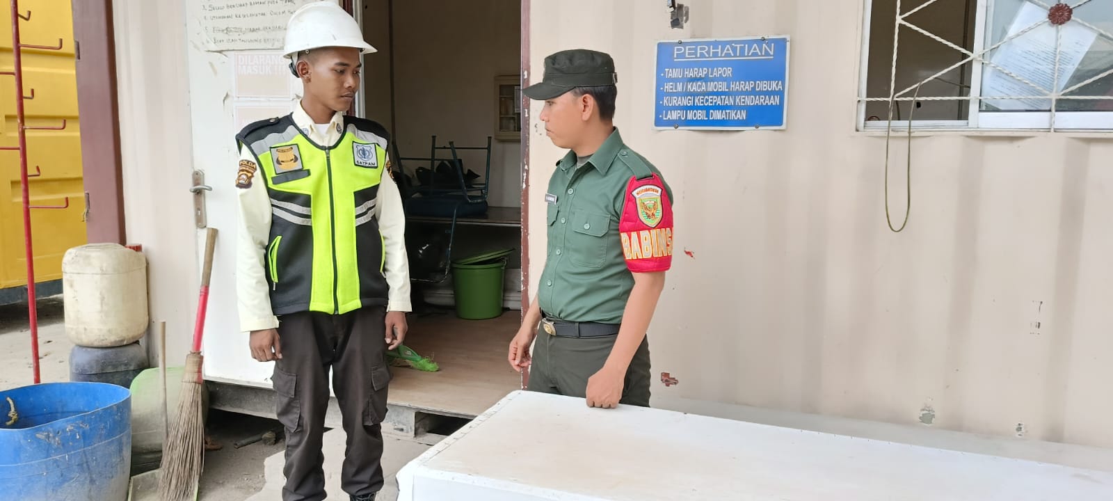 Babinsa Kel 1 Ilir Komsos Bersama Security Himbau Menjaga Kebersihan Di Tempat Kerja 1