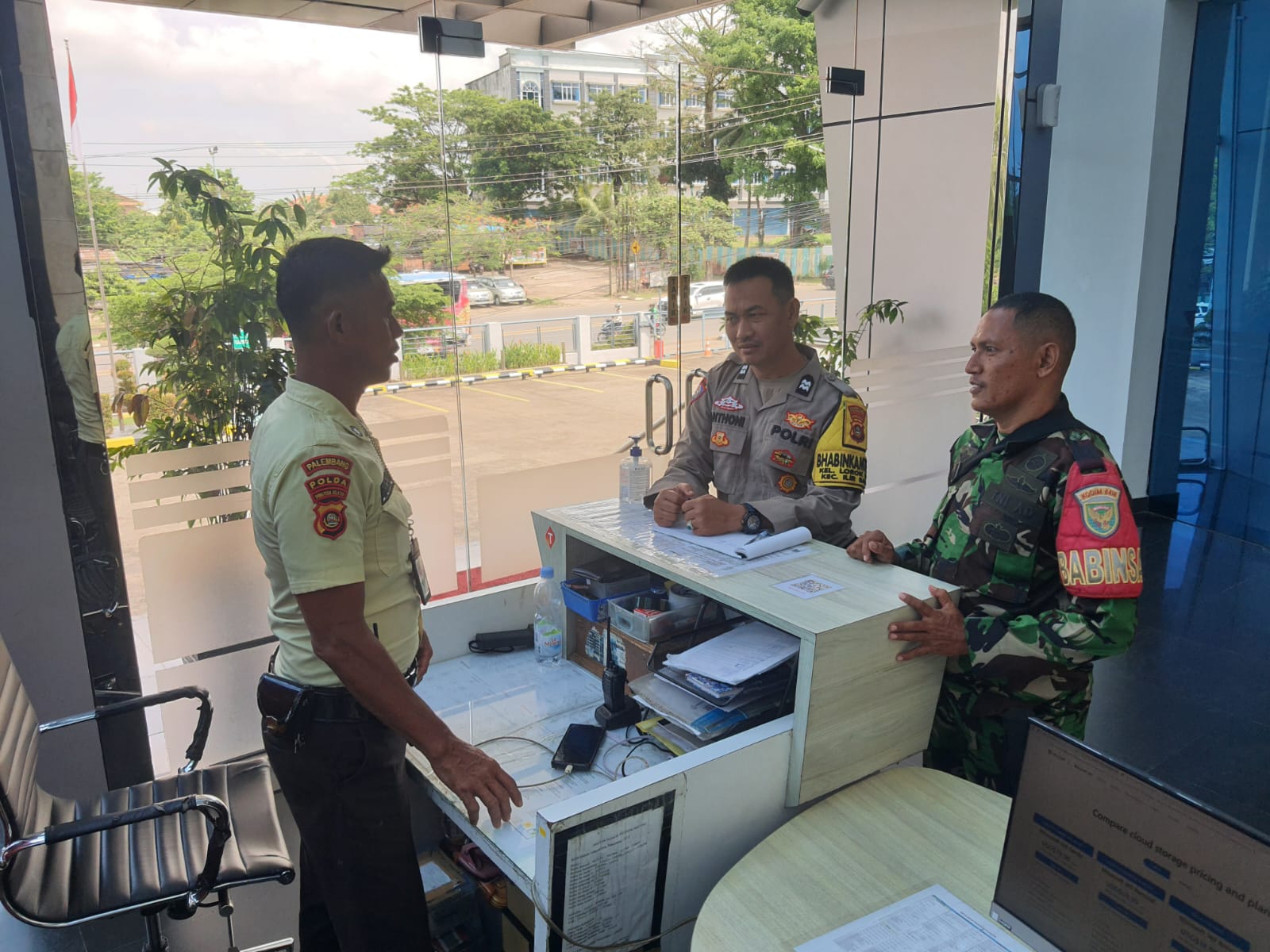 Babinsa Kel Lorok Pakjo Komsos Bersama Security Telkomsel 1