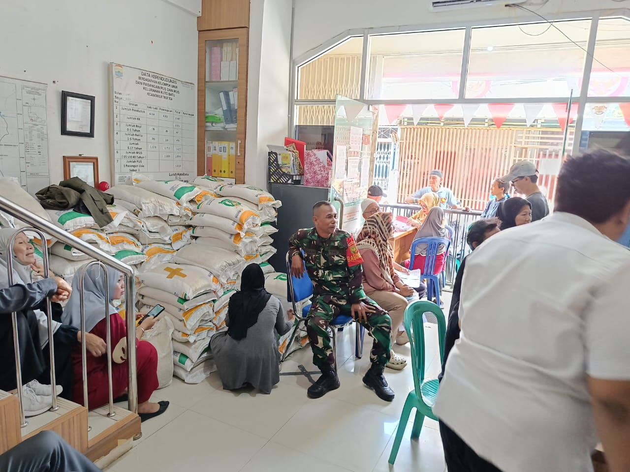Babinsa Kel Kuto Batu Monitoring Pembagian Beras Bantuan Dari Dinsos 1