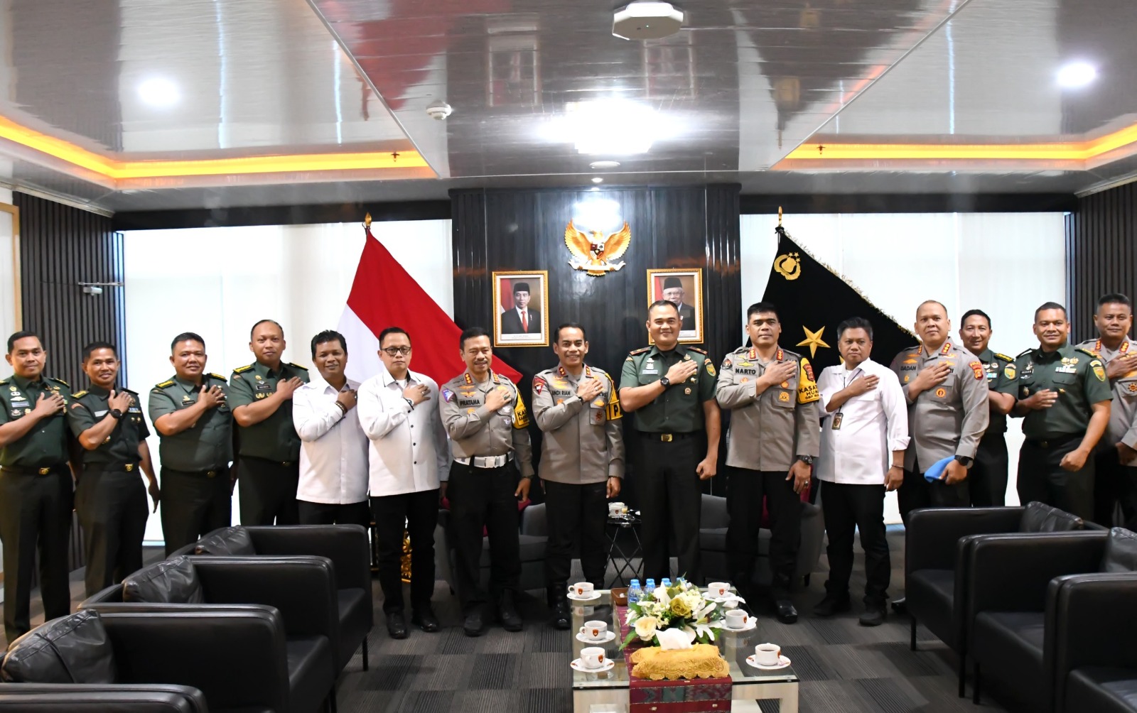 Perkuat Sinergi, Danrem 044/Gapo Hadir di Mapolda Sumsel 1