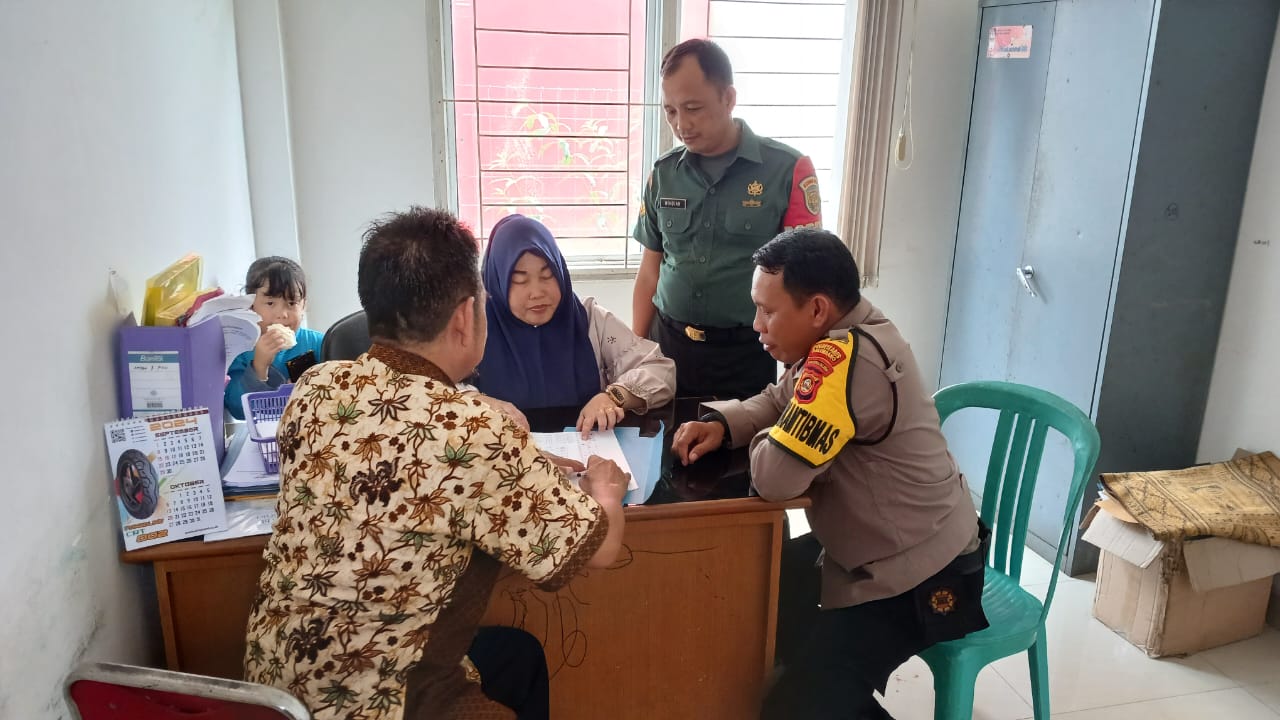 Jalin Sinergitas Babinsa Kel Bukit Lama Dan Bhabinkamtibmas Komsos Bersama Staf Kelurahan Dan Ketua RT 1