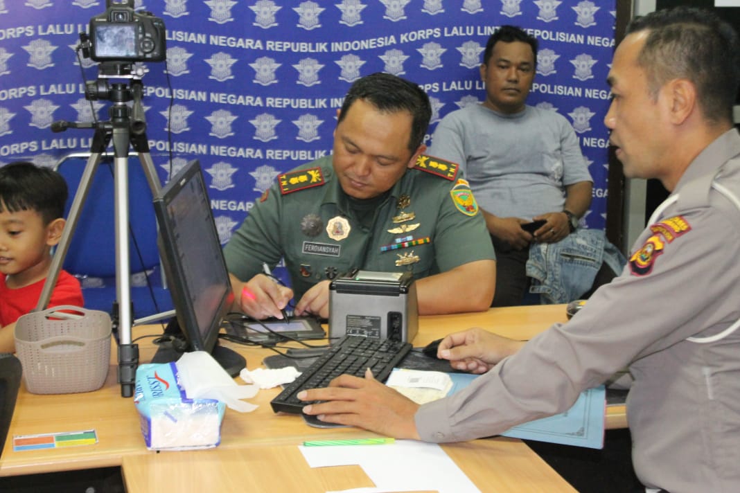 Dandim 0418/Palembang Manfaatkan Layanan SIM Gratis Hadiah Spesial Di HUT TNI Ke-79 Di Polrestabes Palembang 1