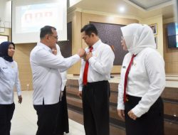 Sekda Sumsel Edward Candra Tutup  Pelatihan Kepemimpinan Administrator Angkatan III, IV, dan V