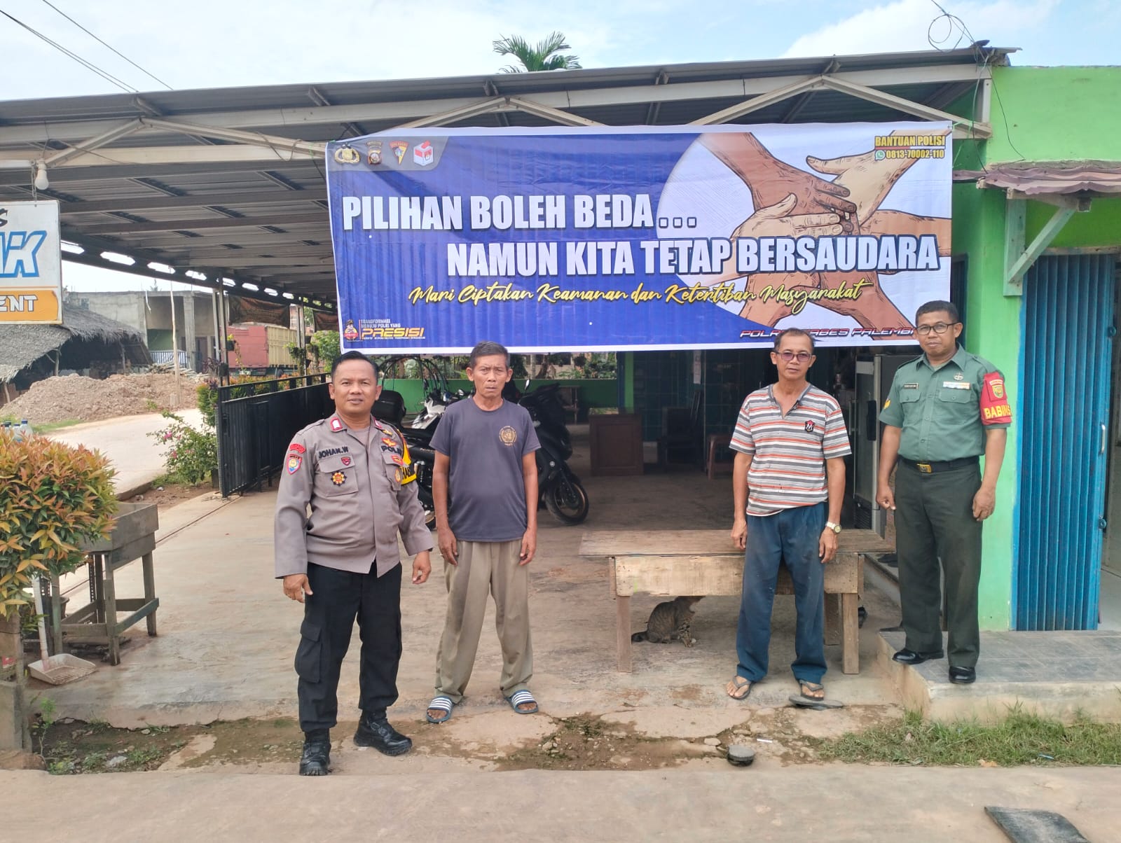 Ciptakan Pemilu Damai Babinsa Bersama Bhabinkamtibmas Pasang Spanduk Himbauan "Pilihan Boleh Beda Namun Kita Tetap Saudara " 1