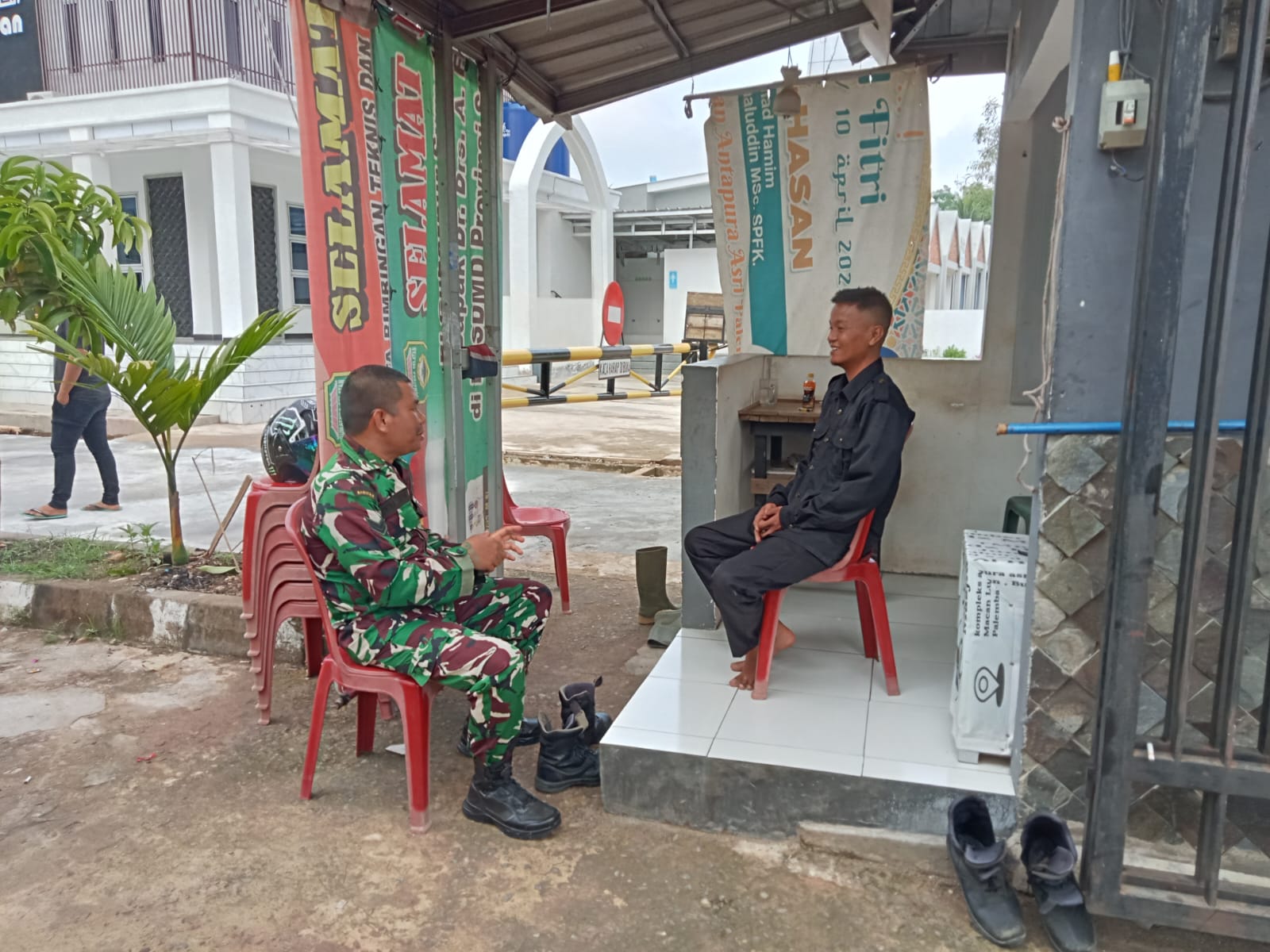 Tingkatkan Kamtibmtas Babinsa Kel Bukit Baru Komsos bersama Security Perumahan 1