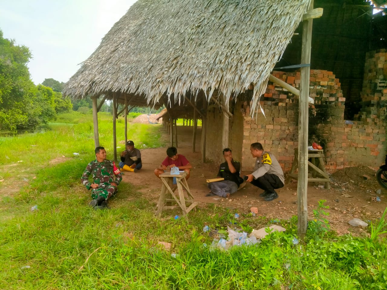 Jalin Silaturahmi Babinsa Talang Betutu Komsos Bersama Pemilik Bangsal Batu Batu 1