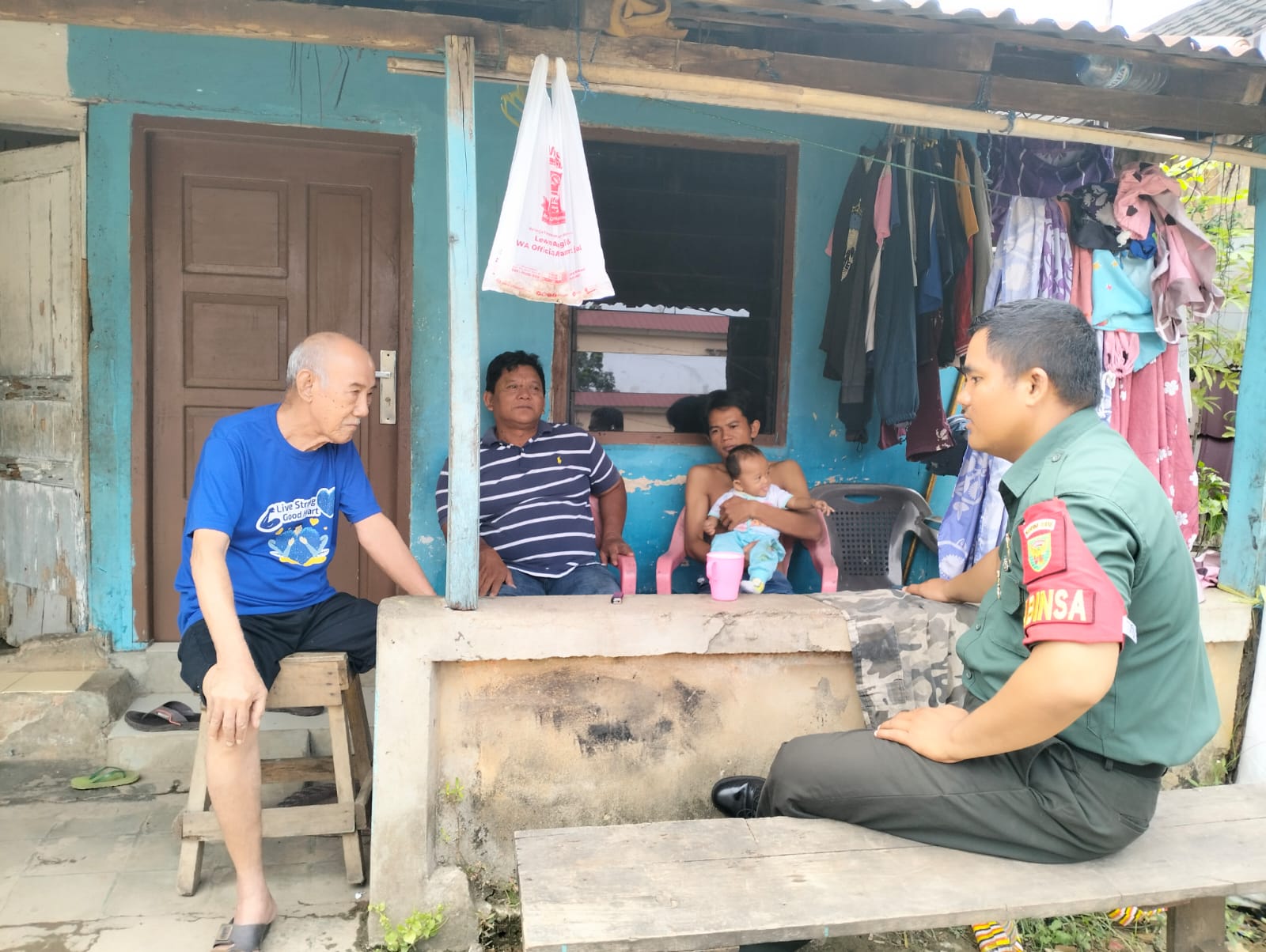 Babinsa Kel Kebun Bunga Komsos Bersama Warga Bahas Gotong Royong Dan Kamtibmas Jelang Pilkada 1
