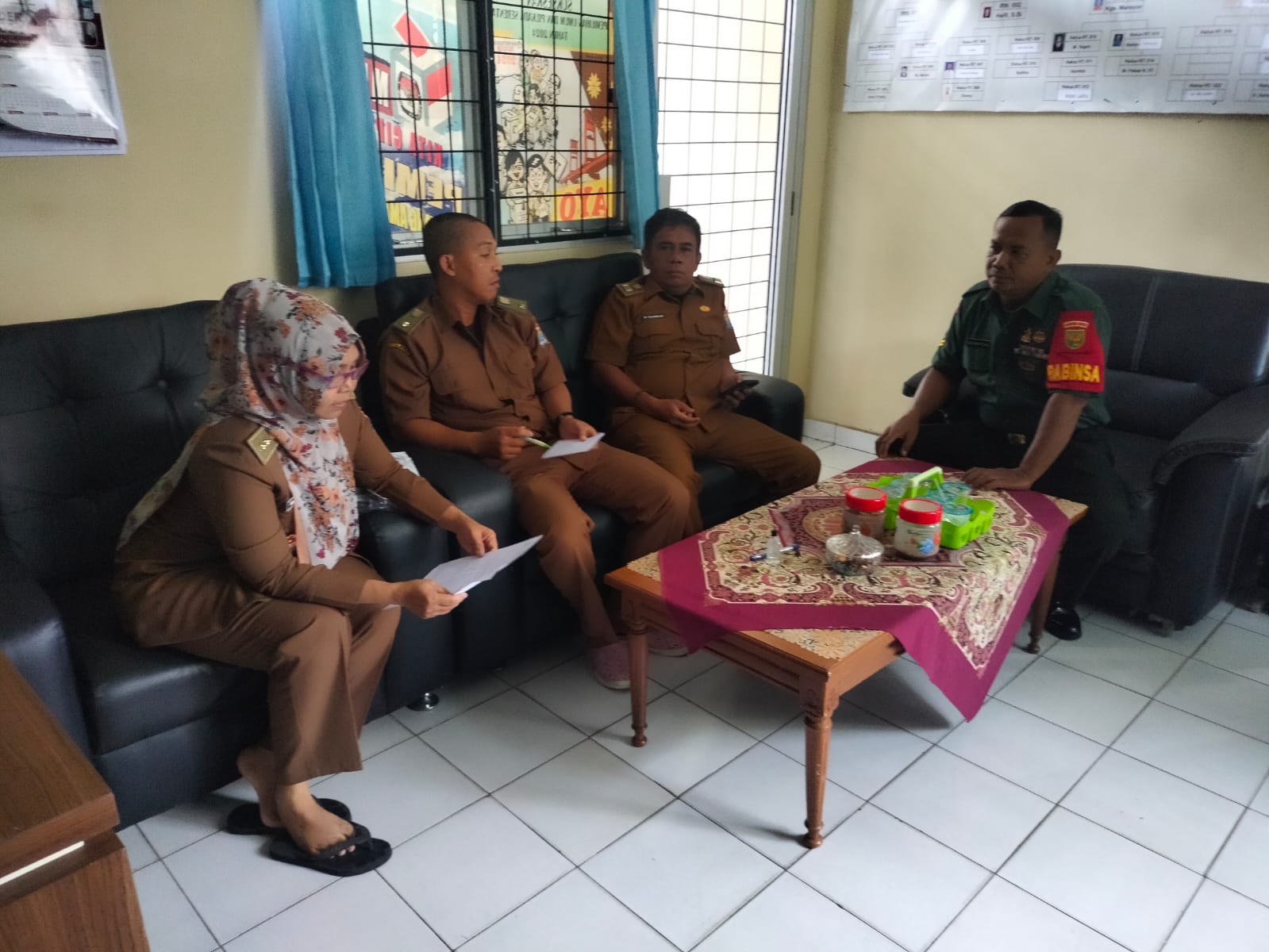 Ciptakan Lingkungan Aman Jelang Pilkada Babinsa Selalu Jalin Koordinasi Bersama Aparatur Kelurahan 1