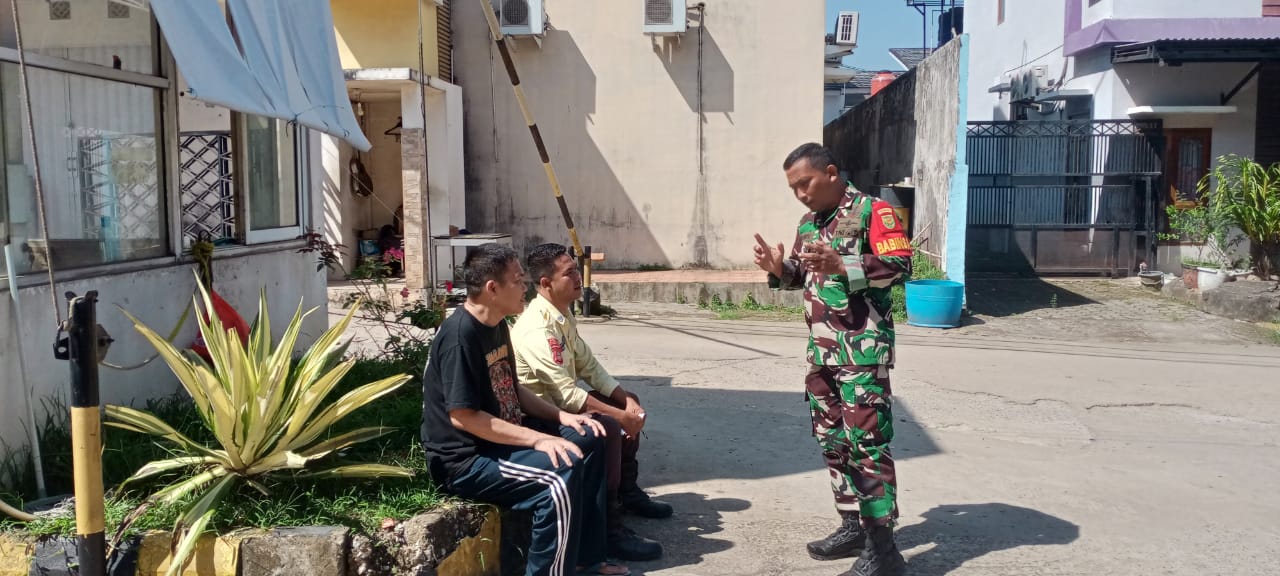 Cegah Tawuran Babinsa Kel Karya Baru Rutin Komsos Bersama Security dan Warga 1