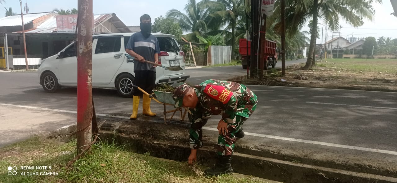 Antisipasi Banjir Di musim Penghujan Babinsa Dua Ilir Gotong Royong Bersama Warga Binaan 1