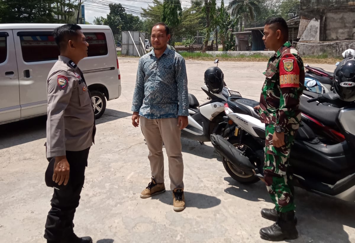 Babinsa Kel Demang Lebar Daun Komsos Bersama Karyawan Bank Palembang Himbau Untuk Menjaga Lingkungan 1